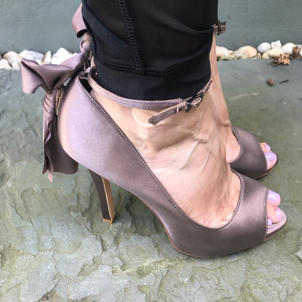 Badgley Mischka Taupe Heels